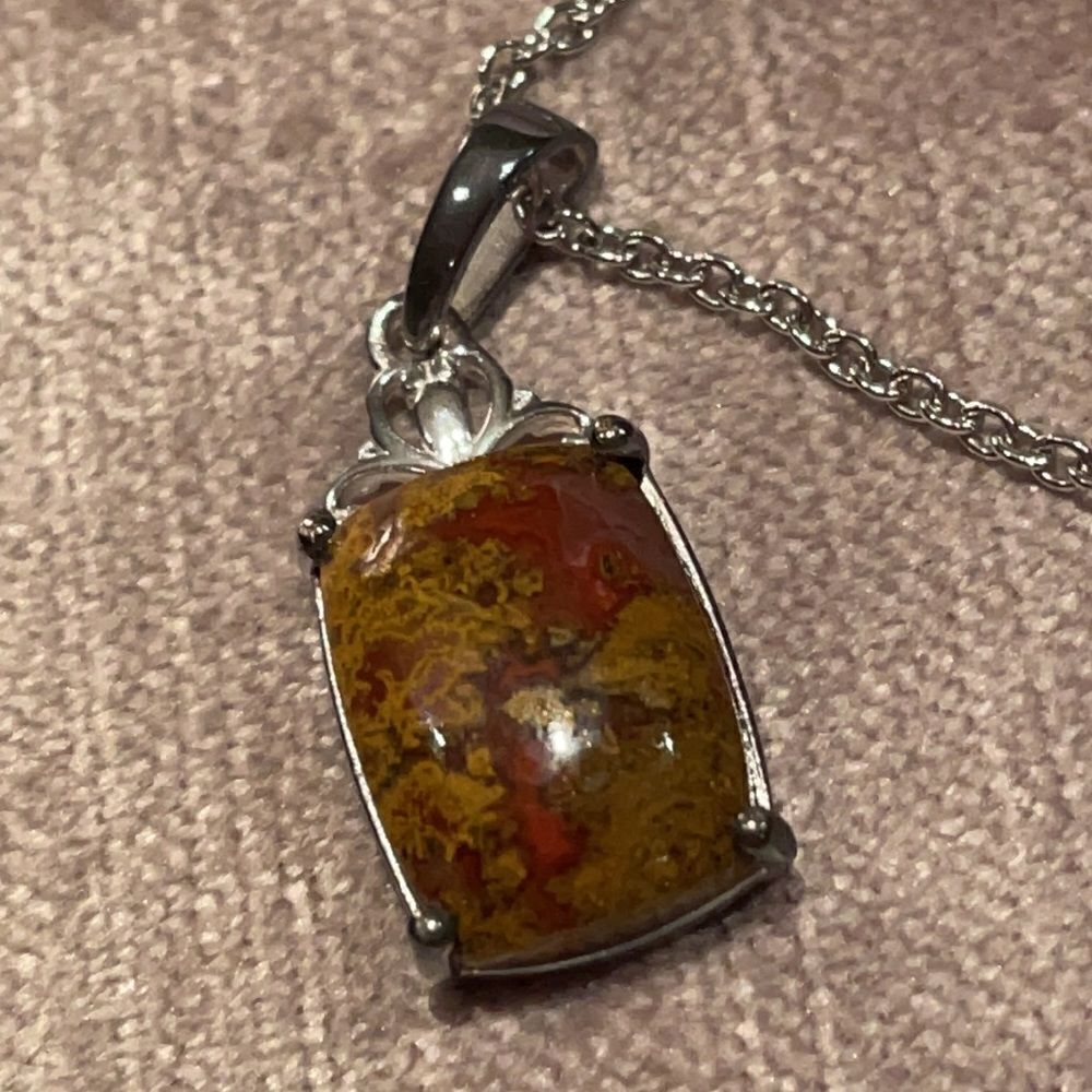 Dainty  Red Seam African Agate Set in a Sterling Silver Pendant Necklace NWOTS